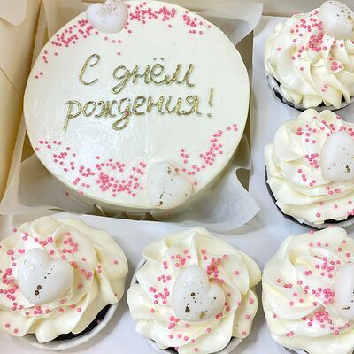 Бенто-торт и 5 капкейков С днем рождения и шоколадными сердцами в Кондитерский дом Медовый по цене 3450 ₽