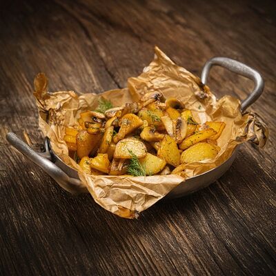 Картофель жареный с луком и грибами в Линдерхоф по цене 695 ₽