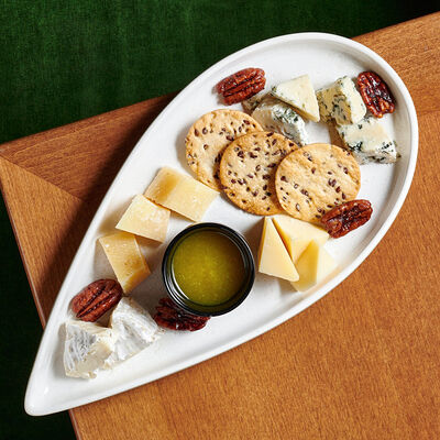 Разные сыры с домашним джемом из пряной груши, чипсами с семенами льна и карамелизованным орехом пекан в Булгаков по цене 1120 ₽
