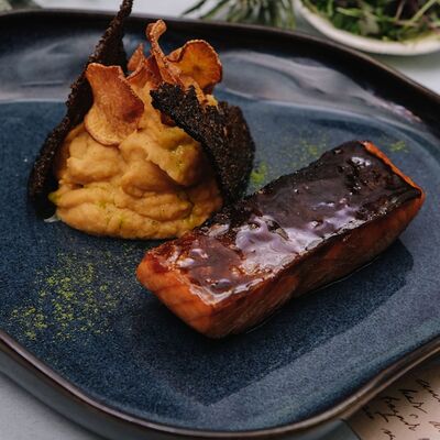 Лосось в квасной глазури с медовой репой в Ойкумена по цене 1310 ₽