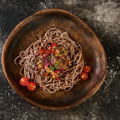 Цыпленок по-азиатски с гречневой лапшой в Арт по цене 450 ₽