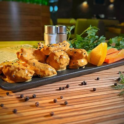 Куриные крылышки в соусе Карри в Пивная №1 по цене 695 ₽