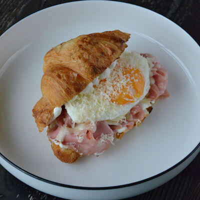 Круассан с мортаделлой и яйцом в Гости, бистро по цене 590 ₽