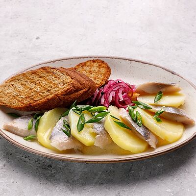 Сельдь маринованная с запеченным картофелем и чесночным соусом в Чайхауз по цене 550 ₽