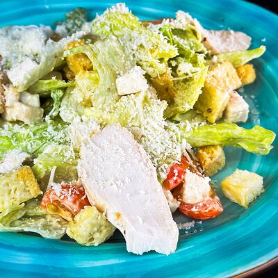 Салат Цезарь с курицей в ЖаРим в КайФ по цене 490 ₽