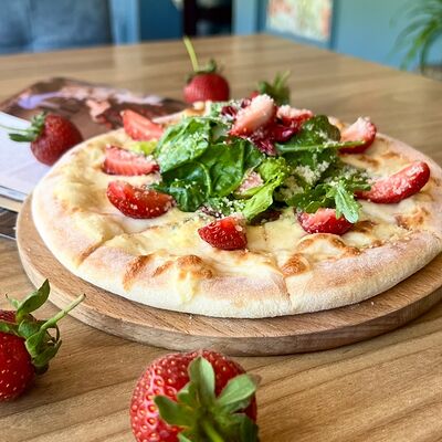 Пиццетта 3 сыра с клубникой в Арома по цене 540 ₽