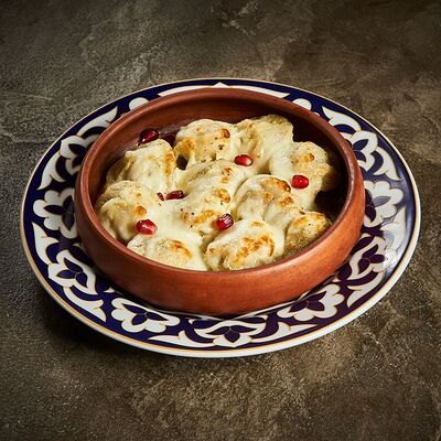 Грузинские пельмени в сметанном соусе под сыром сулугуни в Гранат по цене 630 ₽