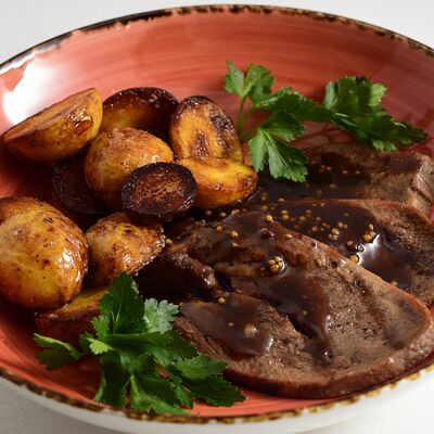 Говяжий язык на гриле с гарниром из молодого картофеля в Самое популярное кафе по цене 490