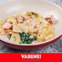 Паста феттуччине с лососем и шпинатом в Траттория Vabene!