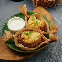 Большой печеный картофель с маслом и сметанно-чесночным соусом в Дункан