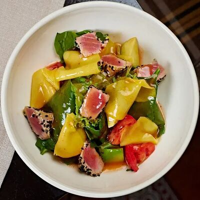 Салат с тунцом, авокадо и манго_ в Chester по цене 825 ₽