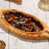 Пиде с говядиной и сливой в Асканели Georgian Bistro