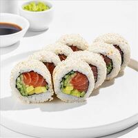Ролл Калифорния с лососем в кунжуте в SeabasSushi
