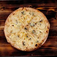 Пицца с горгонзолой и грушей в The River Restaurant