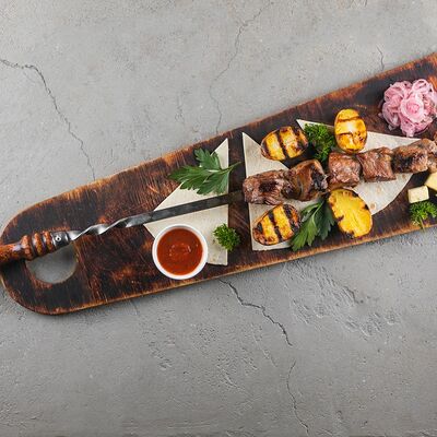 Шашлык из cвинoй вырезки в Meat bar по цене 670 ₽