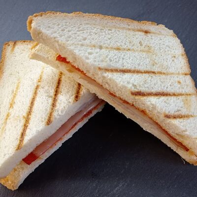 Сэндвич с салями, ветчиной и сыром в КофеНямия по цене 400 ₽