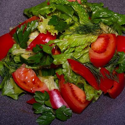 Салат со свежими овощами в Кнедлик по цене 380 ₽