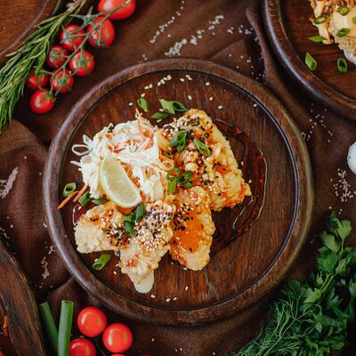 Криспи цыпленок с Коул слоу, соусом чили и кунжутом в НА ЛУНЕ по цене 670 ₽