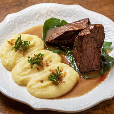 Филе-миньон с картофельным пюре и шпинатом в Cook cafeshop по цене 1650 ₽