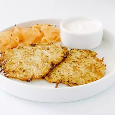 Драники с лососем и сметаной в Tao Sushi Lab по цене 690 ₽