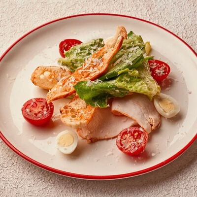 Цезарь с креветкой в Хачапури выпечка и вино по цене 640 ₽