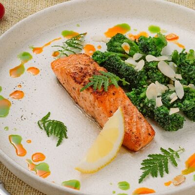 Стейк из лосося с брокколи в Паста Фэмили по цене 1100 ₽