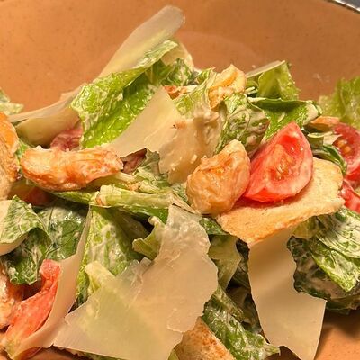 Салат Цезарь с креветками в Trattoria Siesta по цене 820 ₽