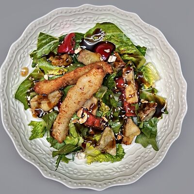 Теплый салат с креветками в кляре и жареными баклажанами в Мёд и Масло по цене 942 ₽