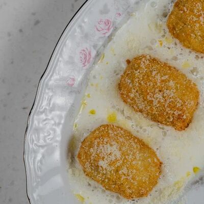 Картофельные крокеты с томленой говядиной и муссом из сыра пармезанв Gino Cafe по цене 750 ₽