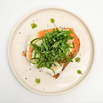 Брускетта с лососемв Coffee Dream по цене 620 ₽