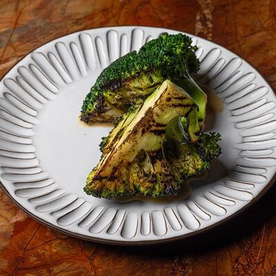 Брокколи с кунжутным соусомв Phantom по цене 690 ₽