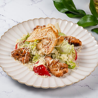 Салат с курицей на мангале в Ресторан Батони по цене 675 ₽