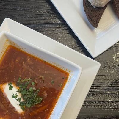 Борщ с домашним салом и тостами в Длинный нос по цене 200 ₽