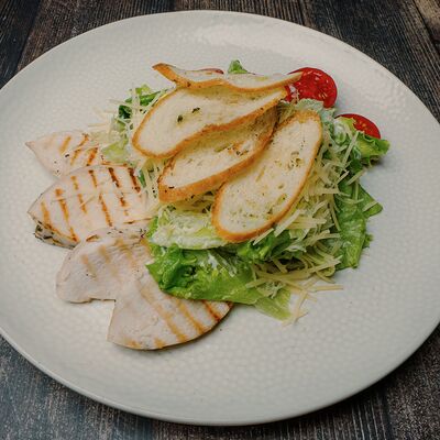 Цезарь с куриным филе в Вкус кафе по цене 577 ₽