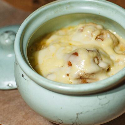 Пельмени домашние запеченные в горшочке в Кафе Наше Место по цене 480 ₽