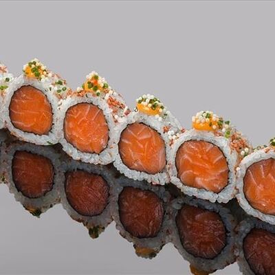Ролл из лосося, соуса спайси, лука-сибулета и кунжутом умэ в Bluefin по цене 1960 ₽