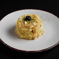 Пирожное фисташка-клубника в Level kitchenbar