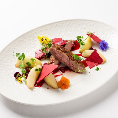 Утиная грудка с брусничным соусом в Dr. Живаго по цене 1400 ₽