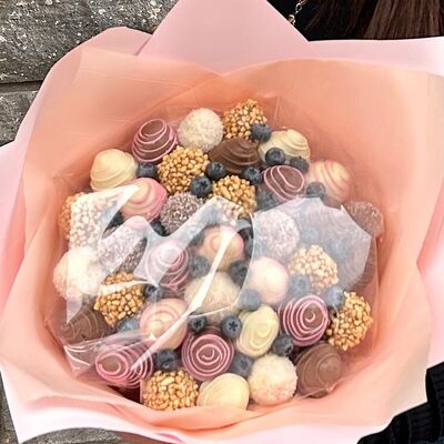 Букет из клубники в шоколаде с голубикой в Berry sweets по цене 6657 ₽