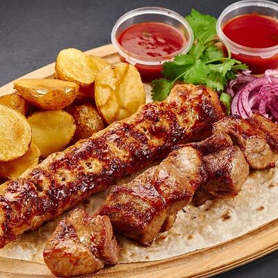 Комбо Шеф кебаб на двоих Шашлык из свинины и Люля из курицы с молодым картофелем в Chief Kebab по цене 899 ₽