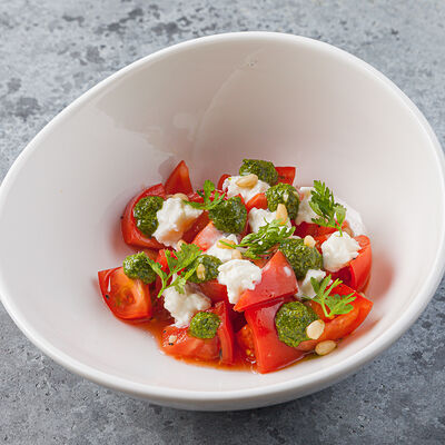 Капрезе со страчателлой и песто в Terra&Mare по цене 570 ₽