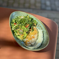 Салат с индейкой, овощным дресингом и кремчизом из сыра сиртаки и свежей кинзы в Banoffi (Bormio)