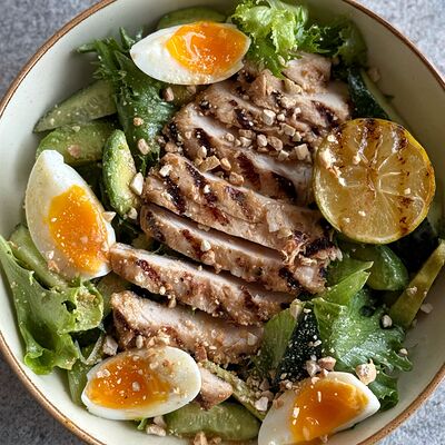 Салат с цыпленком гриль в Fllore cafe по цене 729 ₽