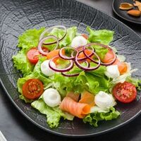 Салат с лососем в SAKURA SUSHI PREMIUM