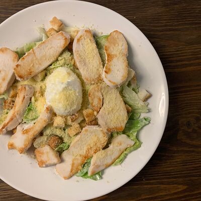 Салат Цезарь с куриной грудкойв Bistro Litvinov по цене 490 ₽