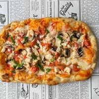 Римская пицца с курицей и грибами в Caderle кафе (Чай с молоком)
