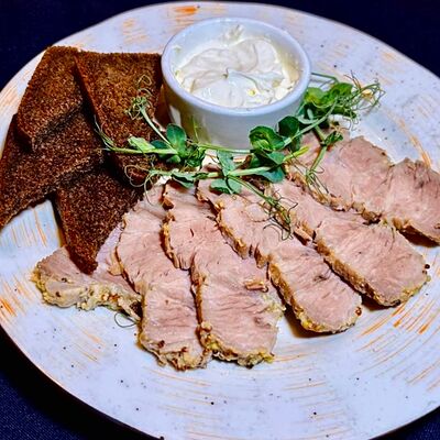 Буженина домашняя с соусом из сметаны и хрена в Птичка по цене 480 ₽