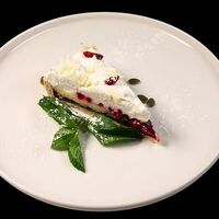 Торт брусничный с белым шоколадом в Beer & Fire Grill