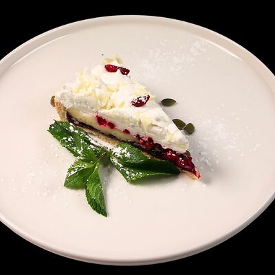 Торт брусничный с белым шоколадом в Beer & Fire Grill по цене 497 ₽