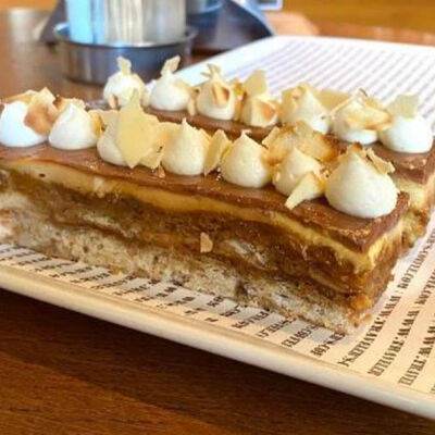 Торт Ореховая карамель в Тревеллерс кофе по цене 379 ₽